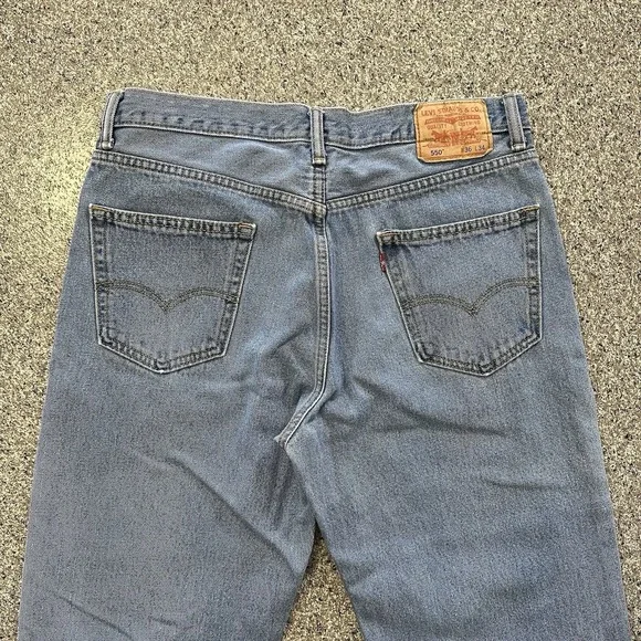Levis 550 Jeans Mens 36x34 Relaxed Fit Tapered Leg Light Wash Denim Cotton - Picture 4 of 10